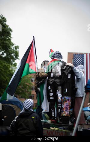 GWU, DC, USA - 4. Mai 2024: Pro-palästinensische Demonstranten verunstalten die Statue von George Washington an der George Washington University Stockfoto