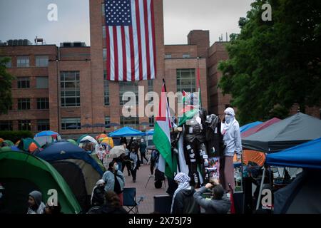 GWU, DC, USA - 4. Mai 2024: Pro-palästinensische Demonstranten verunstalten die Statue von George Washington an der George Washington University Stockfoto