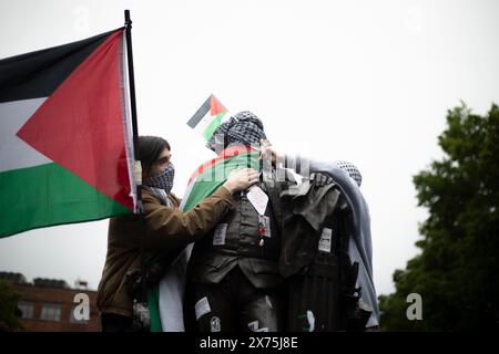 GWU, DC, USA - 4. Mai 2024: Pro-palästinensische Demonstranten verunstalten die Statue von George Washington an der George Washington University Stockfoto