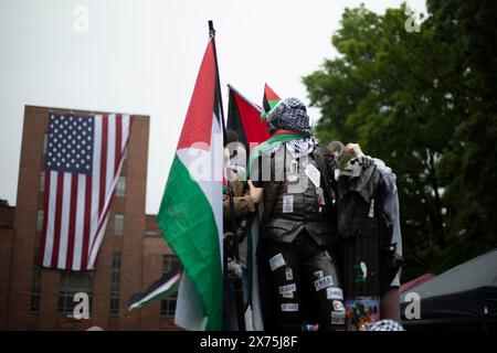 GWU, DC, USA - 4. Mai 2024: Pro-palästinensische Demonstranten verunstalten die Statue von George Washington an der George Washington University Stockfoto