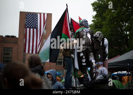 GWU, DC, USA - 4. Mai 2024: Pro-palästinensische Demonstranten verunstalten die Statue von George Washington an der George Washington University Stockfoto