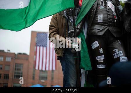 GWU, DC, USA - 4. Mai 2024: Ein pro-palästinensischer Demonstrant beschlagnahmte die Statue von George Washington an der George Washington University Stockfoto