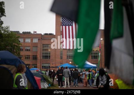 GWU, DC, USA - 4. Mai 2024: Foto von pro-palästinensischen Lagern an der George Washington University, DC in einer nebeligen Nacht Stockfoto