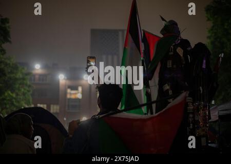 GWU, DC, USA - 4. Mai 2024: Foto von pro-palästinensischen Lagern an der George Washington University, DC in einer nebeligen Nacht Stockfoto