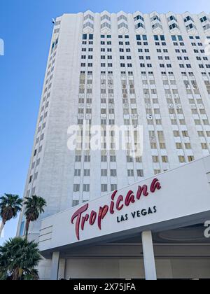 Las Vegas, NV, USA - 12. Mai 2024: Last Days of White Tropicana Hotel, Las Vegas blvd Front mit Logo. Hohe Fassade mit kaputten Fenstern und Beschädigungen Stockfoto