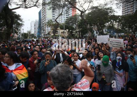 Lima, Peru. Mai 2024. Menschen nehmen an einem LGBTQ-Protest gegen einen Erlass Teil, der nach einer Entscheidung des Gesundheitsministeriums zur Einstufung von Transgender-Menschen als psychisch krank wurde. Hinweis: Gian Masko/dpa - ACHTUNG: Nur für redaktionelle Zwecke und nur mit vollständigem Verweis auf die oben genannten Credit/dpa/Alamy Live News Stockfoto