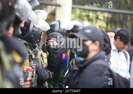 Lima, Peru. Mai 2024. Menschen nehmen an einem LGBTQ-Protest gegen einen Erlass Teil, der nach einer Entscheidung des Gesundheitsministeriums zur Einstufung von Transgender-Menschen als psychisch krank wurde. Hinweis: Gian Masko/dpa - ACHTUNG: Nur für redaktionelle Zwecke und nur mit vollständigem Verweis auf die oben genannten Credit/dpa/Alamy Live News Stockfoto