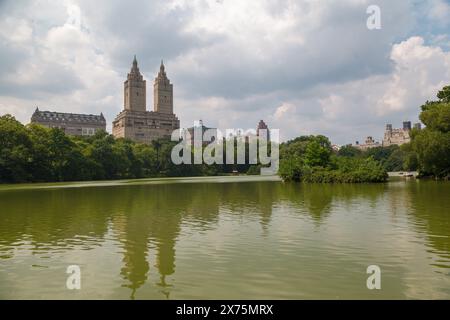 San Remo Gebäude und das American Museum of Natural History neben dem See im Central Park, Manhattan, New York City Stockfoto