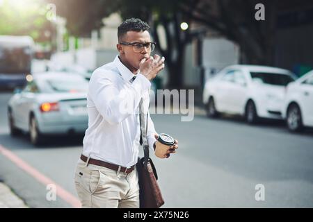 Geschäftsleute, Reisen und Leute mit Pfeifen für Taxi, Aufmerksamkeit oder öffentliche Verkehrsmittel in der Stadt auf der Arbeit am Morgen. Bus, Halt und Person mit Mundgeräuschen Stockfoto