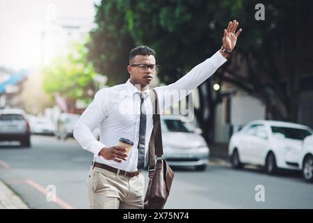 Geschäftsleute, Reisen und Mann mit Hand für Taxi, Aufmerksamkeit und öffentliche Verkehrsmittel in der Stadt auf der Arbeit am Morgen. Bus, Haltestelle oder Person mit Kaffeetasse Stockfoto