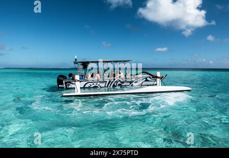 Touristen in einer polynesischen Kanutour auf der Lagune, Bora Bora, Gesellschaftsinseln, Französisch-Polynesien Stockfoto