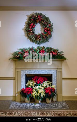 Kamin mit Kranz- und Weihnachtsstern Stockfoto