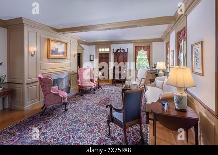 Großer eleganter Wohnzimmer im amerikanischen Kolonialstil, Pennsylvania, USA Stockfoto