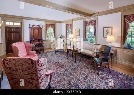 Großer eleganter Wohnzimmer im amerikanischen Kolonialstil, Pennsylvania, USA Stockfoto