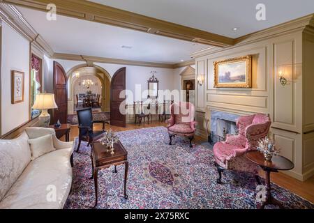 Großer eleganter Wohnzimmer im amerikanischen Kolonialstil, Pennsylvania, USA Stockfoto