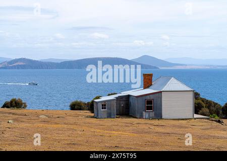 Ruby Hunt's Cottage hoch auf einem Hügel mit Blick auf Darlington, Maria Island Tasmanien Stockfoto