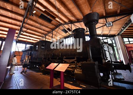 Berlin, Deutschland. Mai 2024. Besucher sehen eine Dampflokomotive im Deutschen Technischen Museum in Berlin, Hauptstadt von Deutschland, 17. Mai 2024. Das 1982 gegründete Deutsche Technikmuseum mit einer Gesamtfläche von 28.500 Quadratmetern präsentiert ein breites Spektrum an Technologien, die Luftfahrt, Schifffahrt, Eisenbahn usw. umfassen. Quelle: Ren Pengfei/Xinhua/Alamy Live News Stockfoto