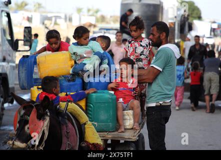 Gaza. Mai 2024. Die Menschen warten darauf, Wasser in Rafah im südlichen Gazastreifen zu holen, 17. Mai 2024. Quelle: Khaled Omar/Xinhua/Alamy Live News Stockfoto