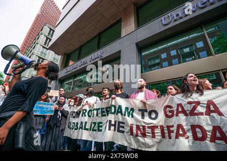 Schülerinnen mit Megaphon und einer Reihe von Schülern mit großem Banner während der Demonstration. Die mobile Einheit (ME) betrat das Wijnhaven-Gebäude in den Haag, in dem sich die Universität Leiden (UL) befindet. Die Polizei schuf eine Pufferzone zwischen dem Universitätseingang und ein paar hundert sehr lautstarke pro-palästinensische Studenten-Unterstützer. Eine Gruppe von Demonstranten hatte einen Teil des dritten Stockwerks des Universitätsgebäudes besetzt. Den Demonstranten zufolge hätten die Vorstandsmitglieder ihre Zustimmung nicht eingehalten, nachdem sie auf „X“, das früher als „Twitter“ bekannt war, geschrieben hatten, dass „konkrete Schritte“ in Bezug auf „konkrete Schritte“ unternommen würden Stockfoto