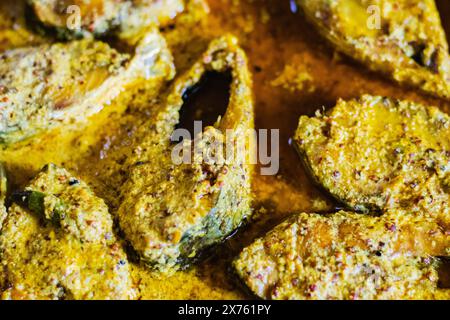 Sorshe-Illish- oder Hilsa-Fisch-Curry mit Senfsamen gekocht. Es ist ein sehr berühmtes bengalisches Gericht. Fischstücke werden in kräftiger gelber Soße gesehen. Dies ist tr Stockfoto