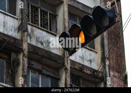 Die Ampel leuchtet am Straßenpfosten in Indien. Stockfoto