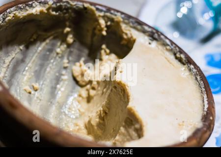 Mishti doi oder Dahi oder süßer Joghurt werden in Erdschale serviert. Dieser fermentierte Quark ist ein sehr beliebtes Dessert in westbengalen, bangladesch und tripura. Das ist es Stockfoto