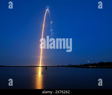 Die Rakete SpaceX Falcon 9 startet am Freitag, den 17. Mai 2024, 23 Starlink-Satelliten aus dem Launch Complex 40 auf der Cape Canaveral Space Force Station, Florida. Foto: Joe Marino/UPI Credit: UPI/Alamy Live News Stockfoto