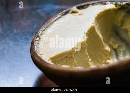 Mishti doi oder Dahi oder süßer Joghurt werden in Erdschale serviert. Dieser fermentierte Quark ist ein sehr beliebtes Dessert in westbengalen, bangladesch und tripura. Das ist es Stockfoto