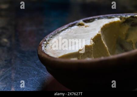 Mishti doi oder Dahi oder süßer Joghurt werden in Erdschale serviert. Dieser fermentierte Quark ist ein sehr beliebtes Dessert in westbengalen, bangladesch und tripura. Das ist es Stockfoto