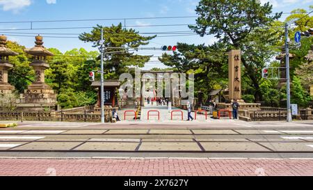 Osaka, Japan, 15. April 2024: Straßen von Osaka neben den buddhistischen und Shinto-Tempeln der Stadt, Japan. Stockfoto