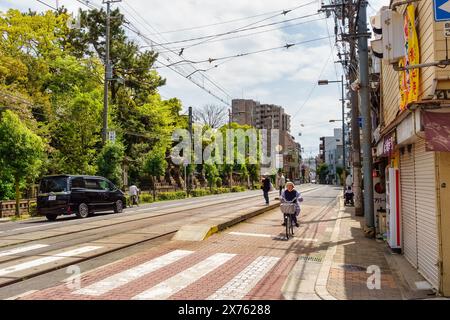 Osaka, Japan, 15. April 2024: Straßen von Osaka neben den buddhistischen und Shinto-Tempeln der Stadt, Japan. Stockfoto