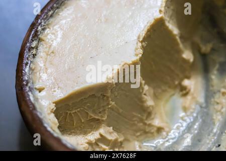 Mishti doi oder Dahi oder süßer Joghurt werden in Erdschale serviert. Dieser fermentierte Quark ist ein sehr beliebtes Dessert in westbengalen, bangladesch und tripura. Das ist es Stockfoto