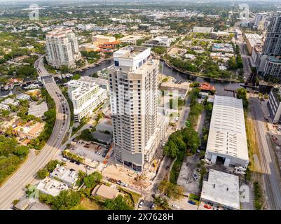Fort Lauderdale, FL, USA - 12. Mai 2024: Fort Lauderdale FL. Luftaufnahme des Rivr Lofts Turms, der in der Nähe des New River gebaut wird Stockfoto