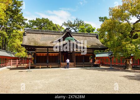 Osaka, Japan, 15. April 2024: Buddhistisches und shintoistisches Tempelgelände in Osaka City. Stockfoto