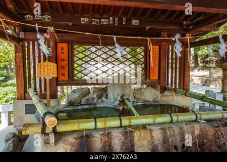 Osaka, Japan, 15. April 2024: Kleines Wasserfort in Osakas heiligen Tempeln. Stockfoto