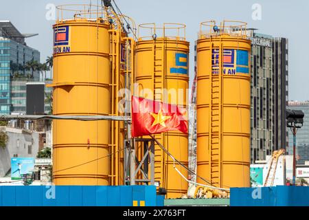 SAIGON, VIETNAM, 17. Dezember 2017, Ein gelbes Silos mit Nationalflagge auf einer Baustelle im Zentrum von Ho-Chi-Minh-Stadt Stockfoto