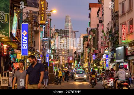 SAIGON, VIETNAM, 17. Dezember 2017, Sonnenuntergang in den Straßen von Saigon. Abend im Zentrum von Ho-Chi-Minh-Stadt. Stockfoto