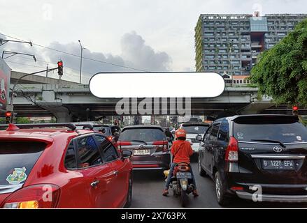 Rote Ampel und leere Plakate. Stockfoto