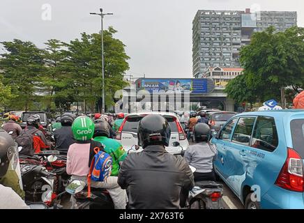 Jakarta, Indonesien - 02. Mai 2024 : Warte von Motorrädern im Stau auf der Autobahn Stockfoto