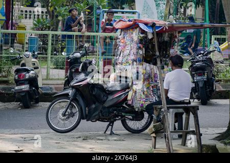 Jakarta, Indonesien - 07. Mai 2024 : Kinderspielzeugverkäufer am Straßenrand Stockfoto