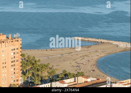 Aus der Vogelperspektive auf den sandigen Malagueta-Strand in Malaga, Spanien Stockfoto
