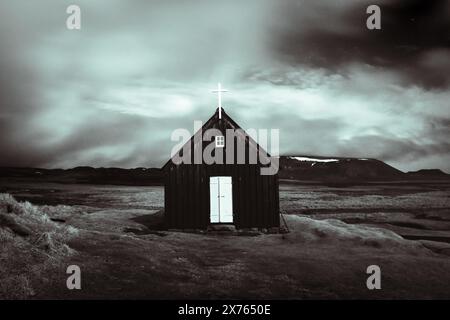 Island - 13. märz 2023: Krýsuvíkurkirkja, eine historische Kirche im Reykjanesfólkvangur-Nationalpark auf der Halbinsel Reykjanes Stockfoto