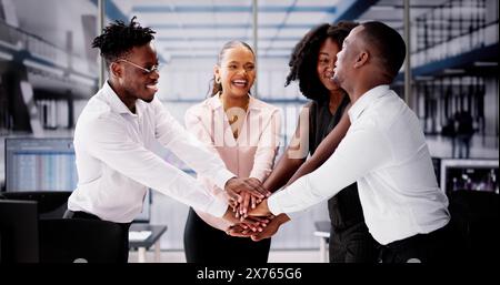 Teamgeist Und Zusammenhalt Der Gemeinschaft. Unterstützende Hände Stockfoto