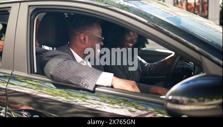 Gemeinsame Nutzung Der Fahrbahn Im Pool. Afrikanische Menschen Nutzen Car Share Stockfoto