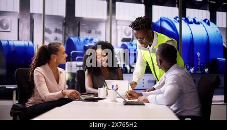 Das Team Von Geschäftsleuten Und Mitarbeitern Im Kraftwerk Stockfoto