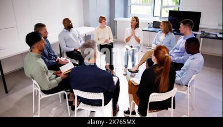 Eine Gruppe Multiethnischer Freunde, Die Zusammen Bibel Lesen Stockfoto