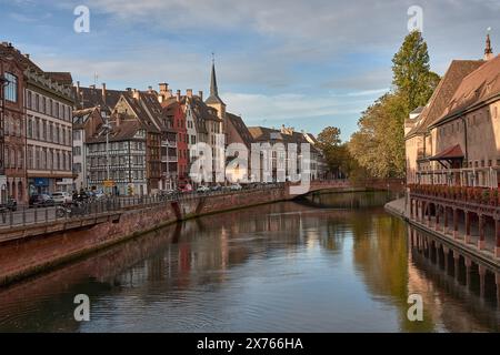 Frankreich, Elsass, Straßburg; 13. Oktober 2023; St. Nikolaus Kanal und altes Zollhaus in der Altstadt von Straßburg, in der Region Grand Est, Fr. Stockfoto