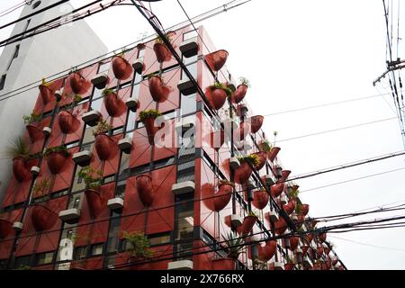 Das vom Architekten Gaetano Pesce entworfene organische Gebäude im Stadtzentrum von Osaka Stockfoto