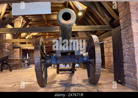 ORSCHWILLER, ELSASS, FRANKREICH - 13. Oktober 2023: Alte Kanone in der Burg Haut-Königsbourg in Frankreich auf der Spitze der Burg Stockfoto