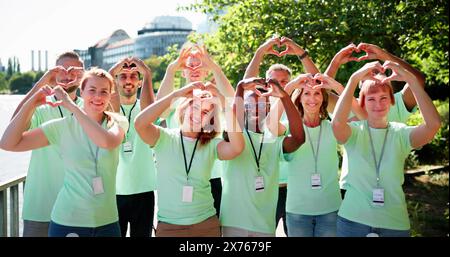 Diversity Young Charity Group, Die Mit Den Händen Herzen Macht Stockfoto